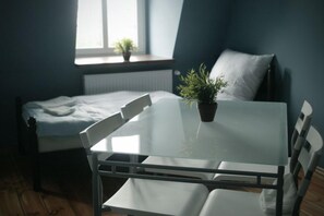 1 bedroom, premium bedding, down comforters, pillowtop beds - Explorer B&B Old Town Rooms & Apartment (Poznan)