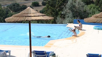 Una piscina al aire libre de temporada, camas de piscina gratis