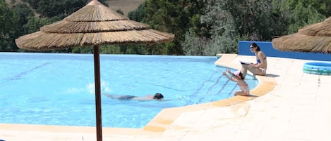 Piscina stagionale all'aperto, cabine incluse nel prezzo