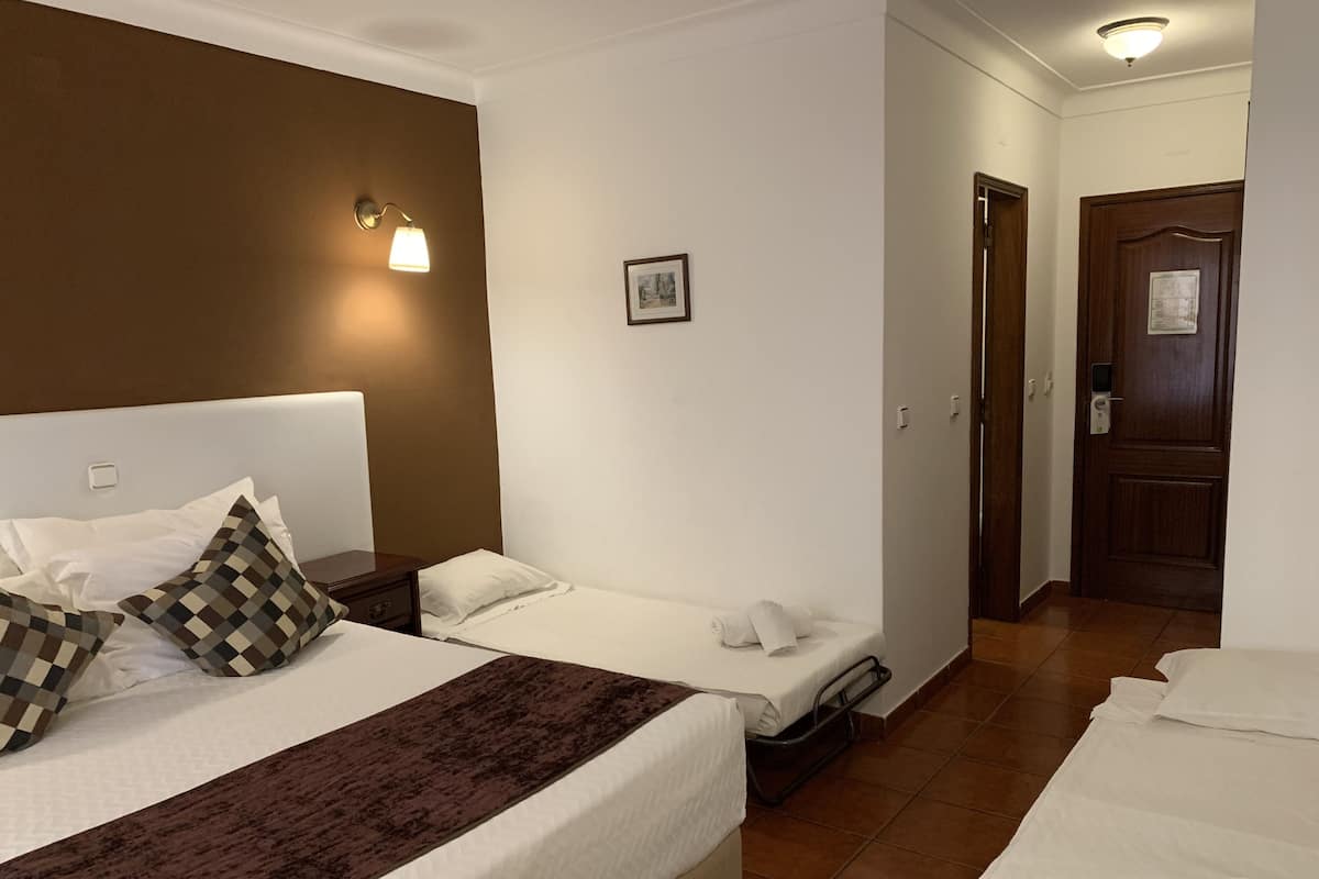 Familiekamer, 1 slaapkamer, niet-roken, terras (or Balcony ; Standard, 2+2) | 1 slaapkamer, een minibar, een kluis op de kamer, een bureau