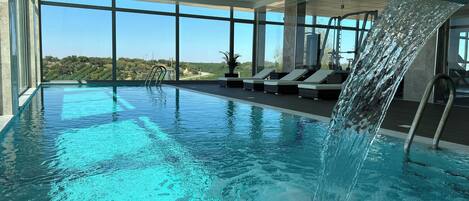 2 piscines couvertes, piscine extérieure (ouverte en saison)