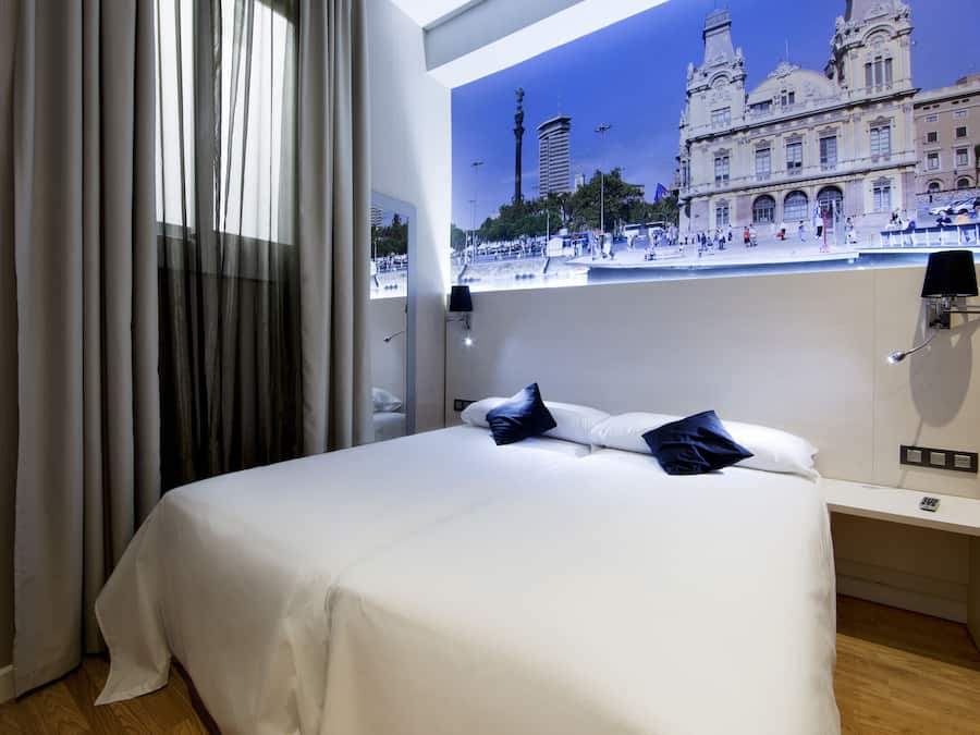 Een kluis op de kamer, individueel gemeubileerd, een bureau