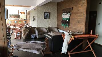 Un salon chaleureux avec un canapé, un tapis et un métier à tisser.