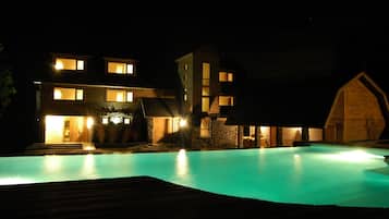 Außenpool, Sonnenschirme, Liegestühle