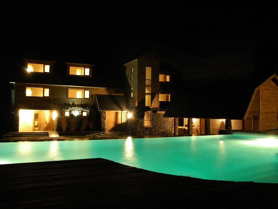 Piscina all'aperto, ombrelloni da piscina, lettini