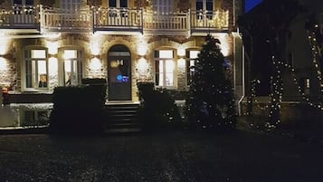 Fachada da propriedade à noite