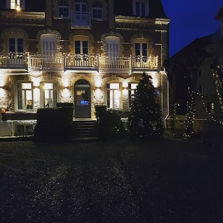 Fachada de la propiedad por la tarde o noche