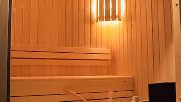 Una sauna con bancos de madera y un asiento con un cubo y un cepillo.