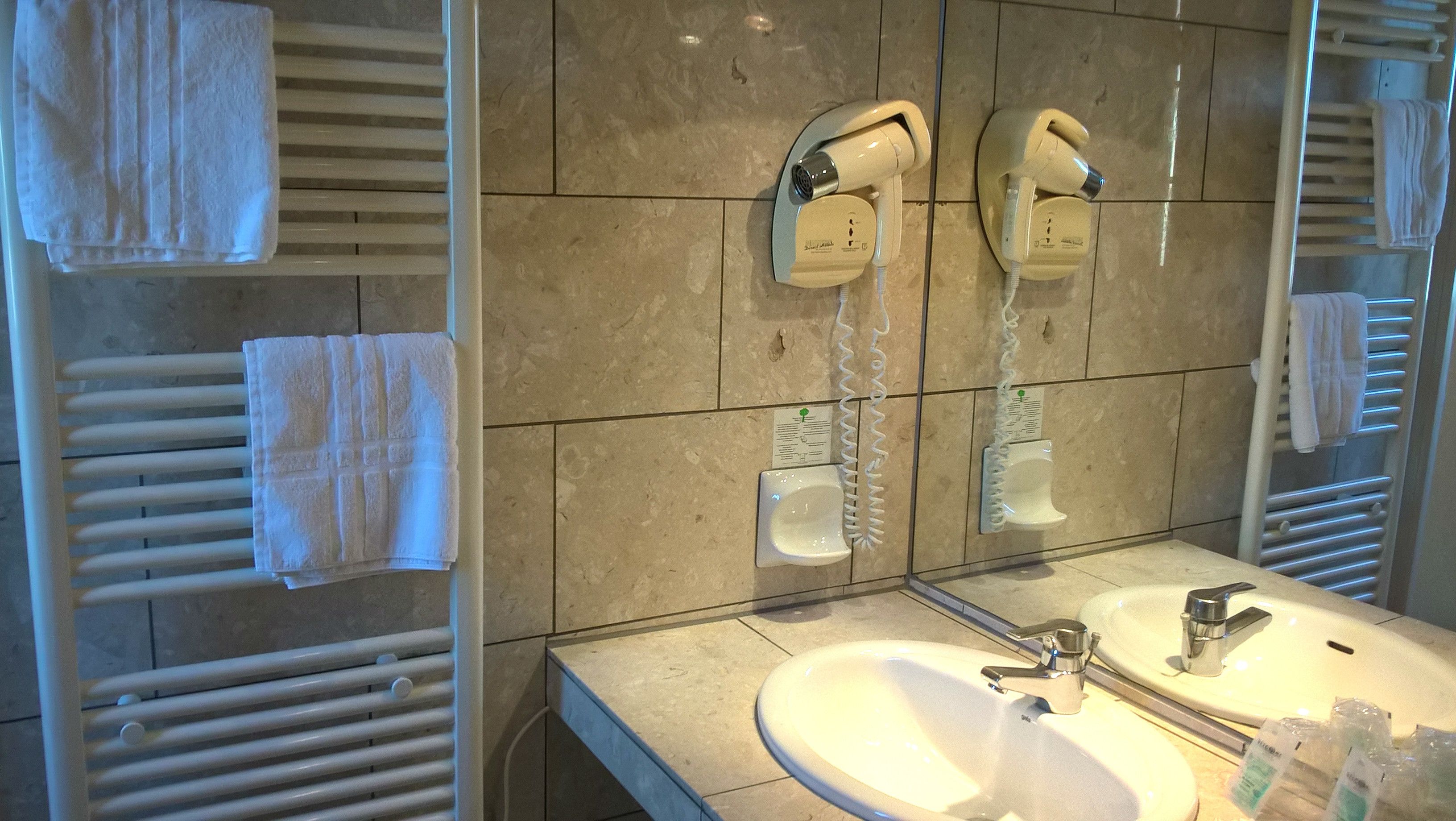 standard double room | bathroom | free toiletries, hair dryer, towels