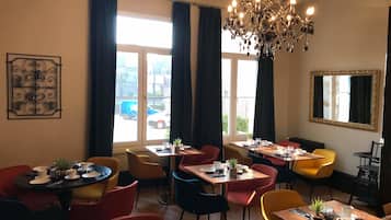 Daily continental breakfast (EUR 16.9 per person)