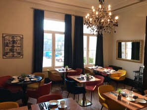 Daily continental breakfast (EUR 16.9 per person)