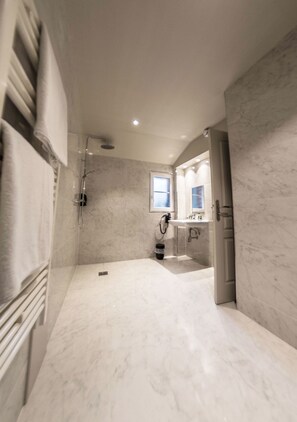 Habitación doble, vista al jardín | Baño | Amenidades de baño gratuitas, secadora de cabello, toallas 