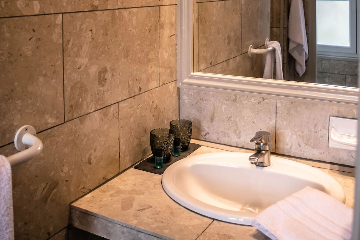 standard double room | bathroom | free toiletries, hair dryer, towels