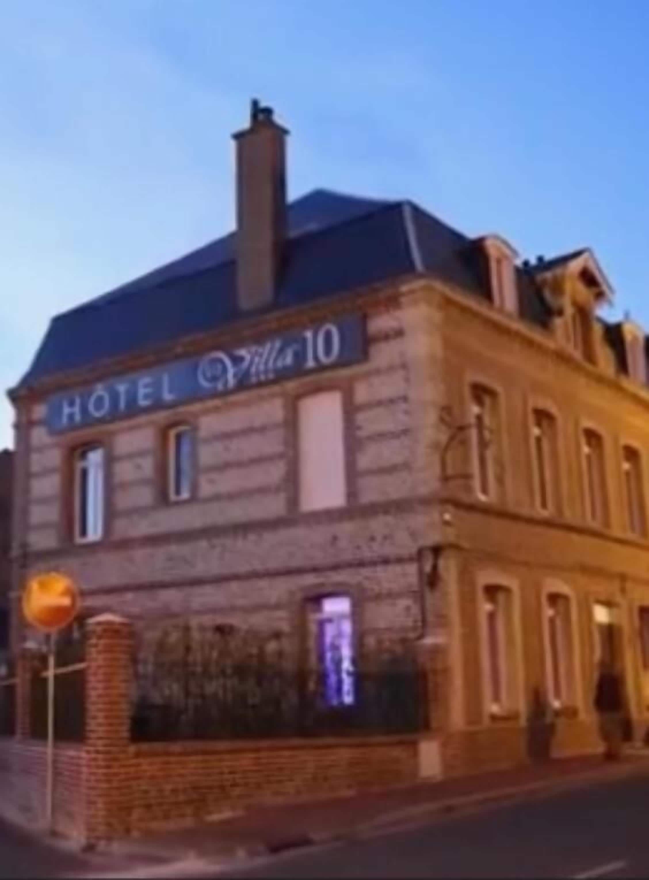 Un edificio con un cartel que dice "HOTEL Villa 10".