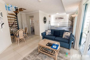Suite superior | Zona de estar | Una televisión