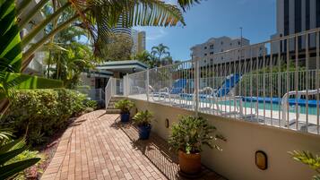 Piscina externa, piscina aquecida, espreguiçadeiras