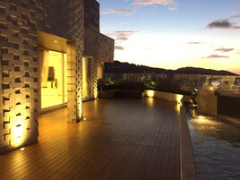 Luxury Penthouse 4 Bedroom | Terrace/patio