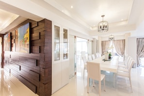 Luxury Penthouse 4 Bedroom | In-room safe, desk, laptop workspace, blackout drapes - Patong Heritage (Patong)