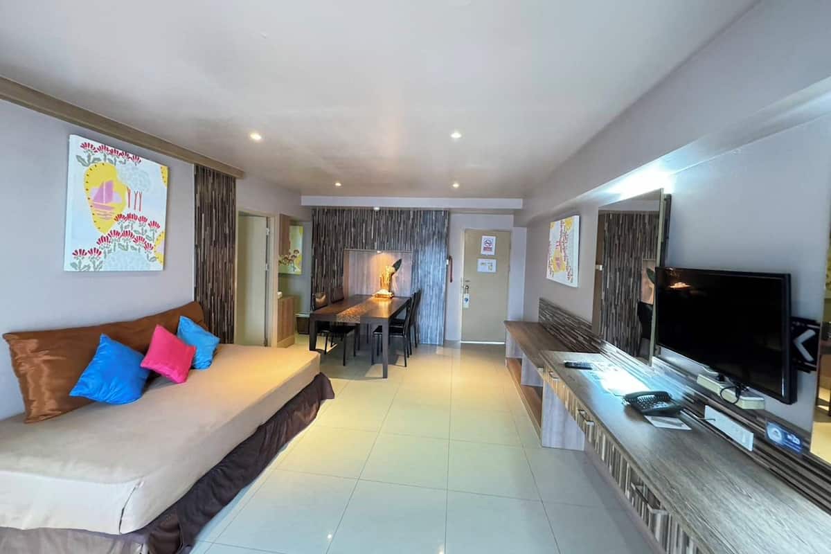 Family 2 Bedroom | Een kluis op de kamer, een bureau, een laptopwerkplek