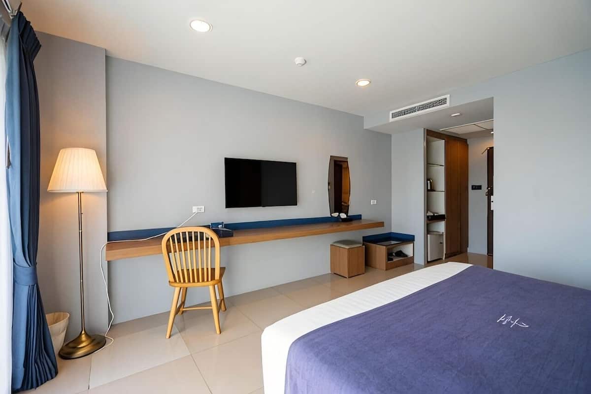 Minibar, free WiFi