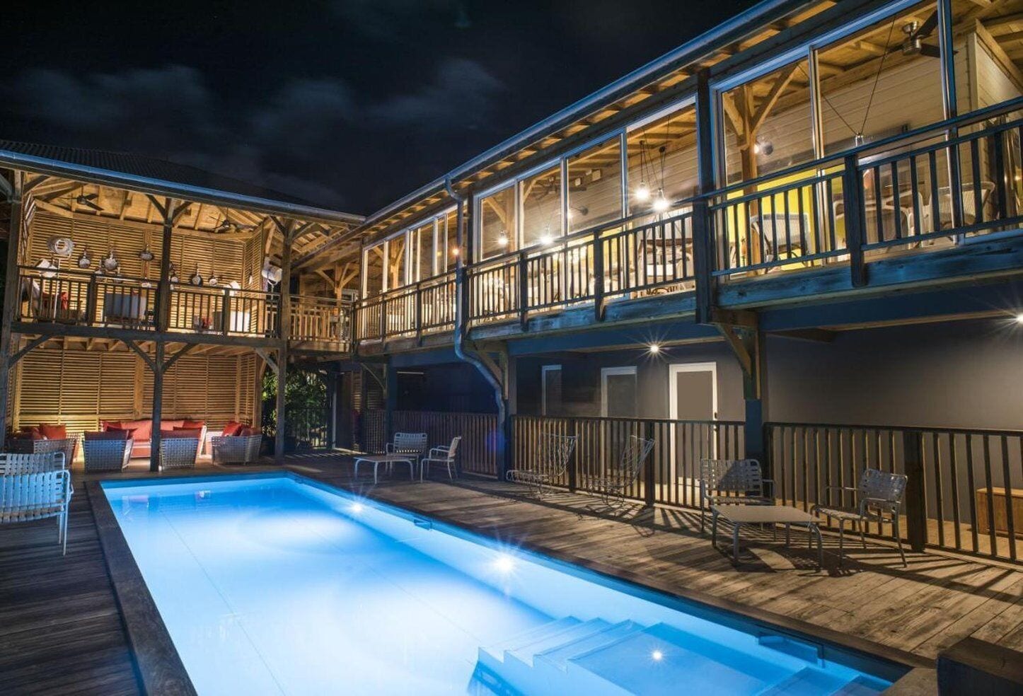 Hồ bơi ngoài trời, ghế dài tắm nắng 