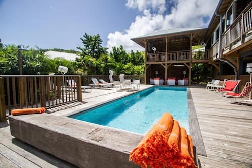 Piscine extérieure, chaises longues