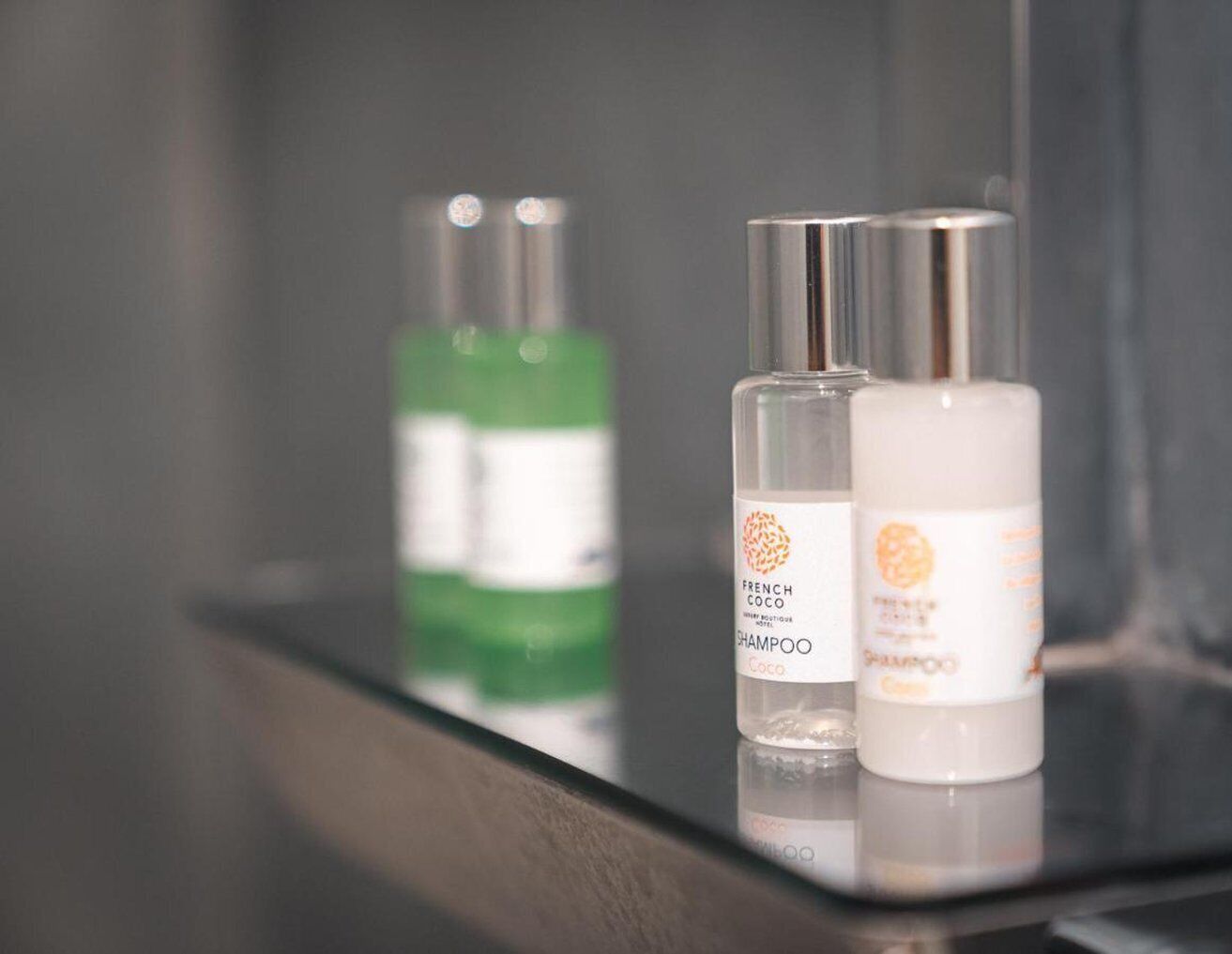 shower, hydromassage showerhead, free toiletries, hair dryer