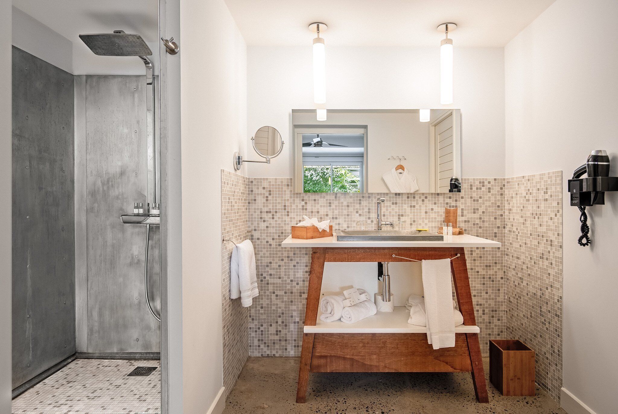 shower, hydromassage showerhead, free toiletries, hair dryer