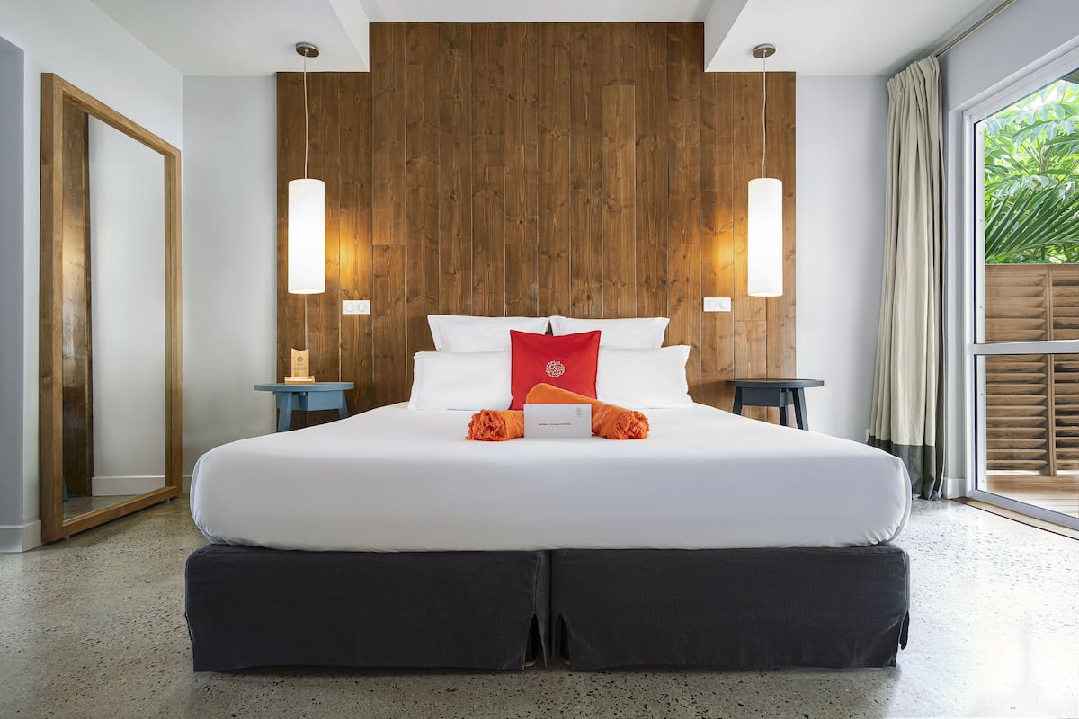 suite presqu'ile | premium bedding, pillow-top beds, free minibar items, in-room safe