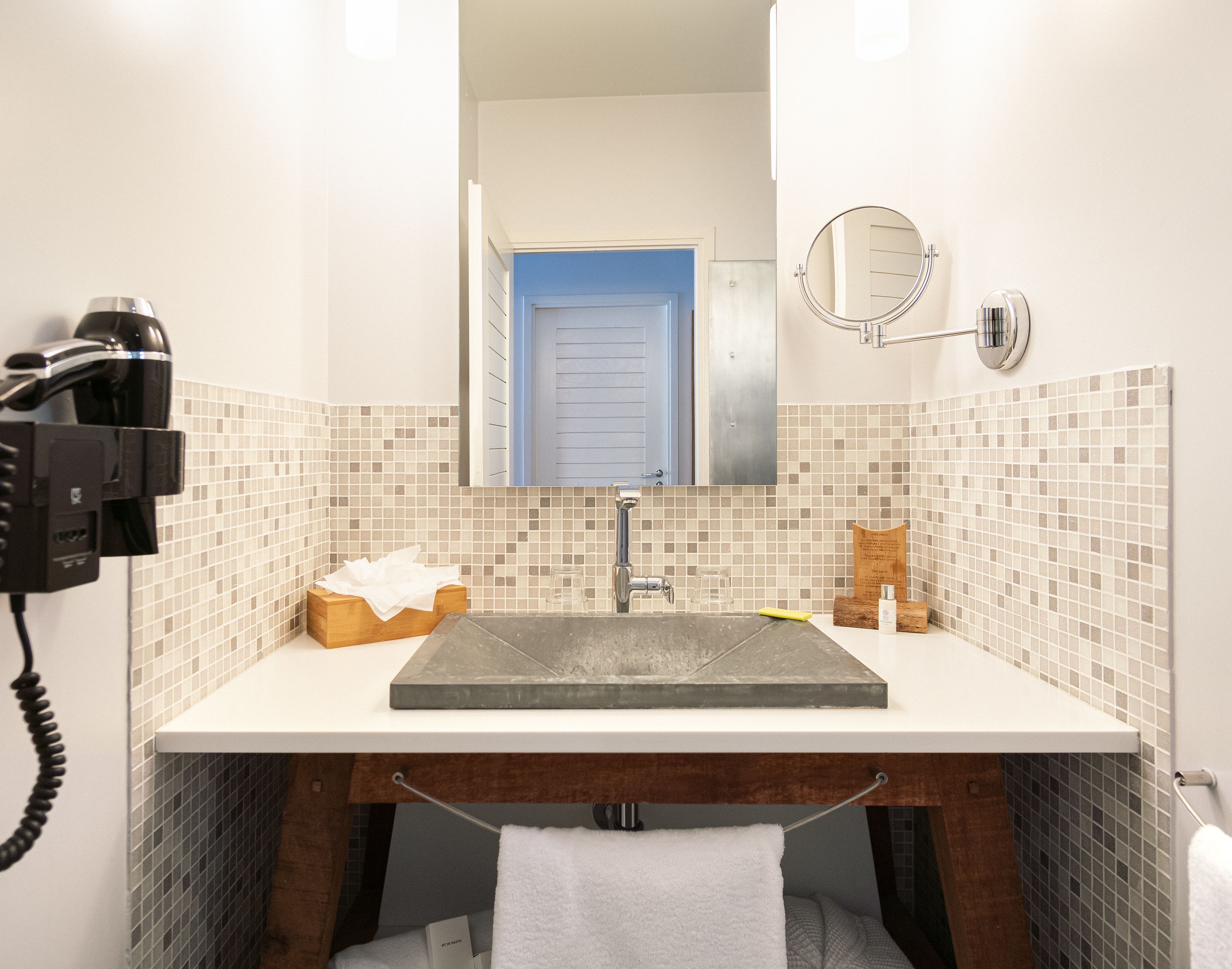 shower, hydromassage showerhead, free toiletries, hair dryer