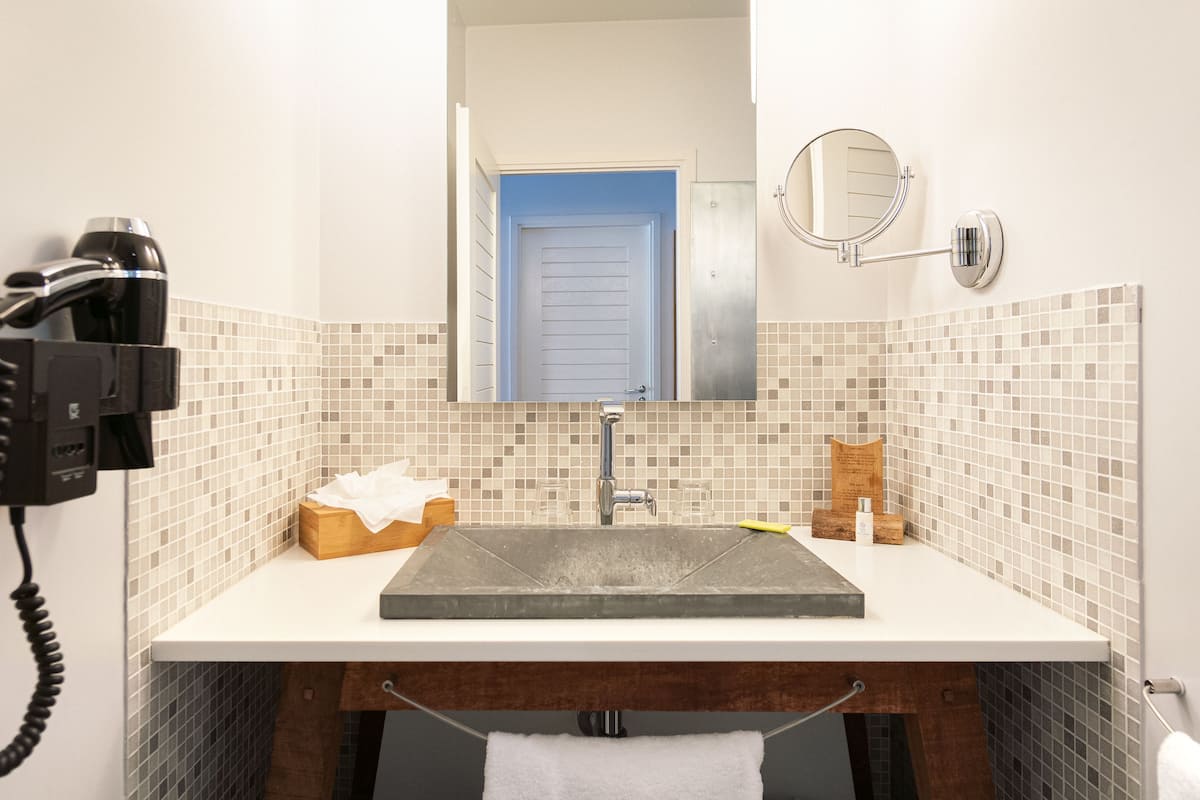 shower, hydromassage showerhead, free toiletries, hair dryer