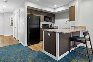 Jääkaappi, mikroaaltouuni, uuni, liesi