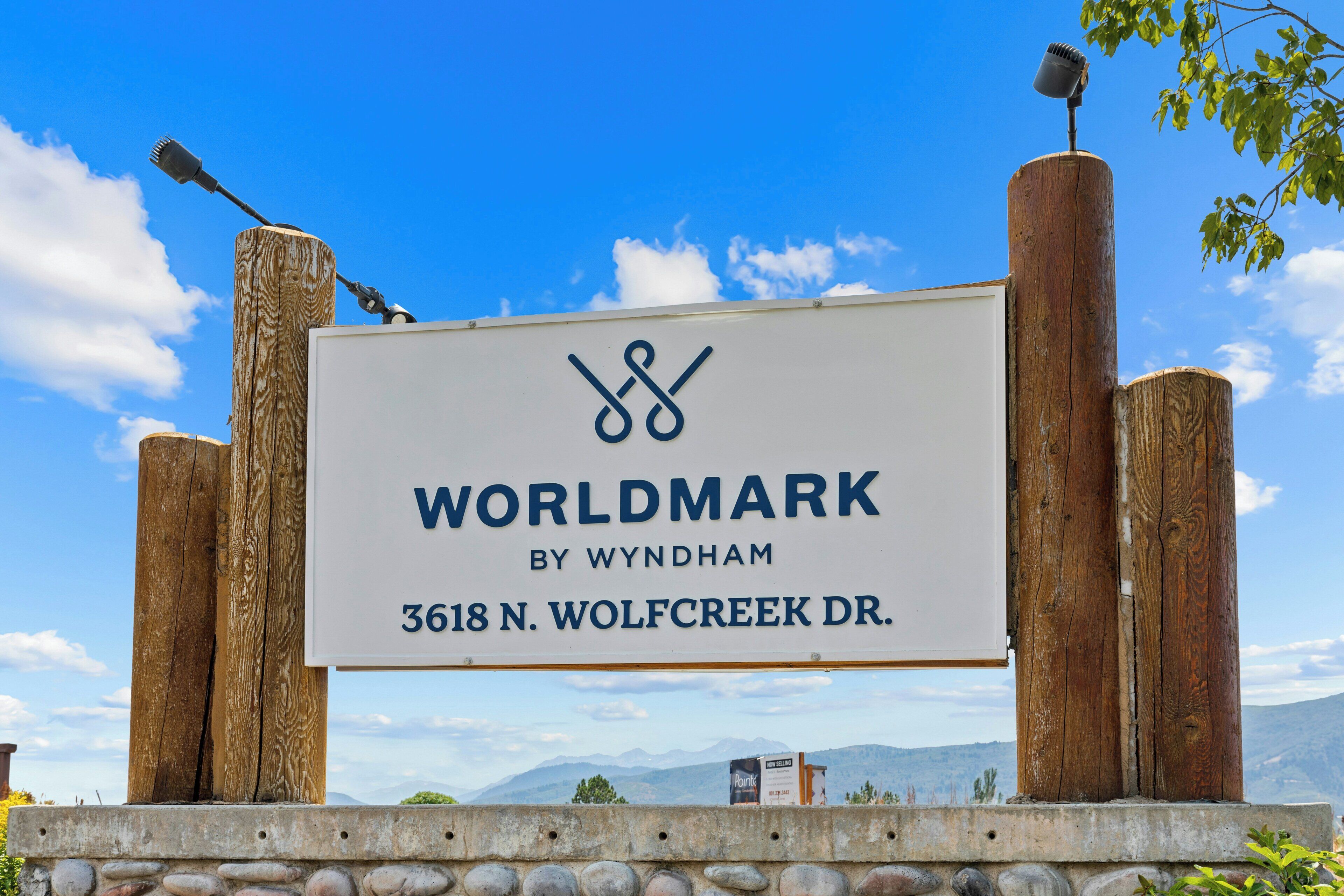 Señal de un establecimiento llamado WORLDMARK BY WYNDHAM en 3618 N. WOLFCREEK DR.