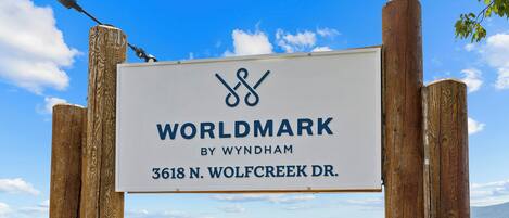 Señal de un establecimiento llamado WORLDMARK BY WYNDHAM en 3618 N. WOLFCREEK DR.