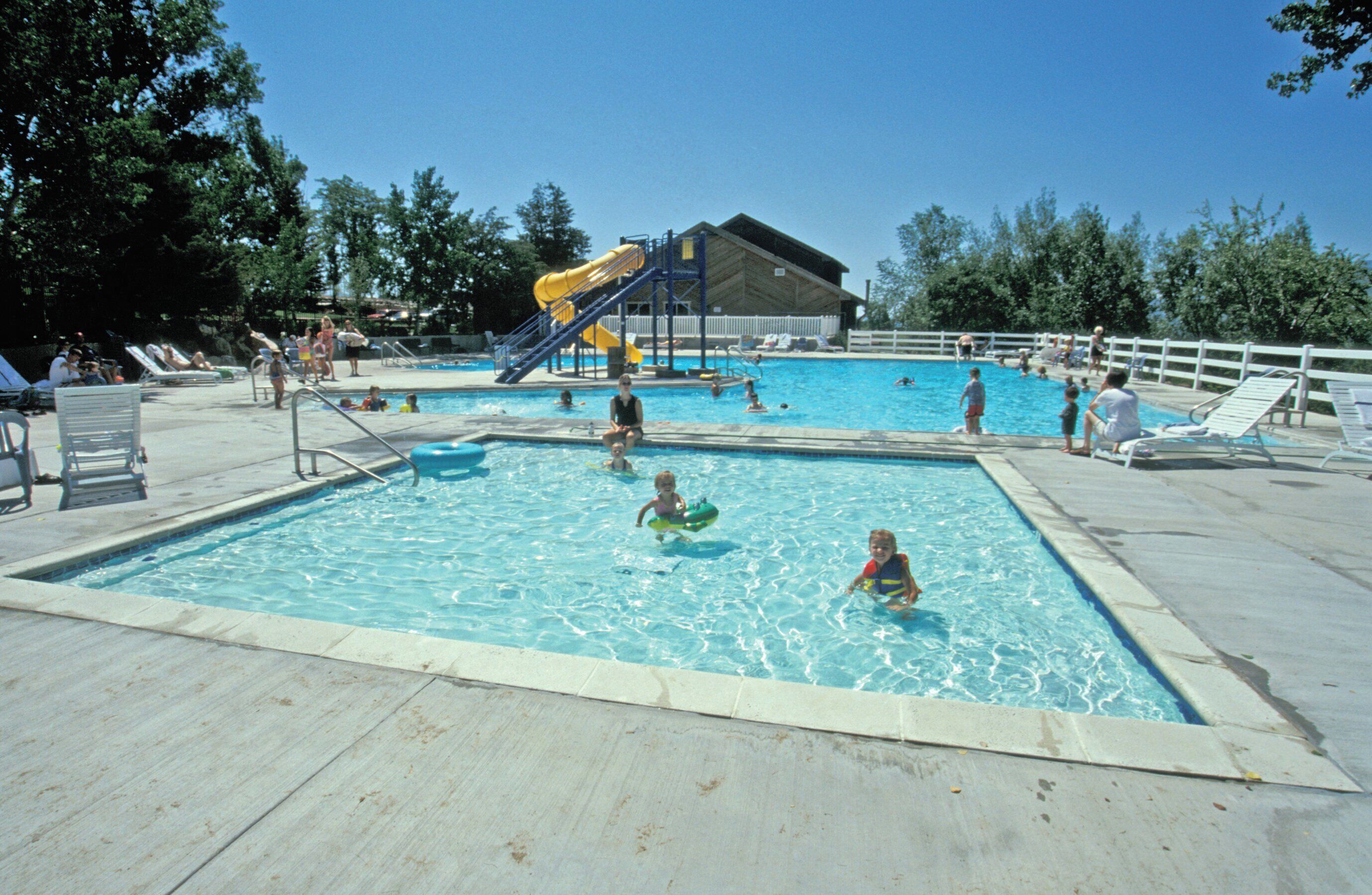 Una piscina al aire libre de temporada
