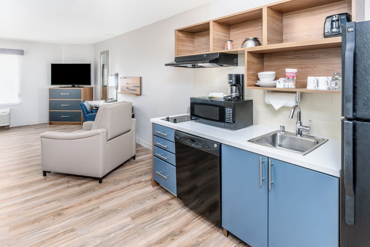 Studio suite, 2 queensize bedden, rolstoeltoegankelijke douche (Mobil Roll Shwr) | Een kluis op de kamer, een bureau, een strijkplank/strijkijzer