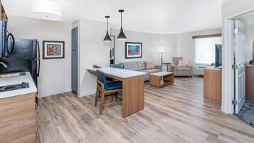 Suite, 1 Bedroom (1 Queen Bed) | In-room safe, desk, iron/ironing board, WiFi (free)