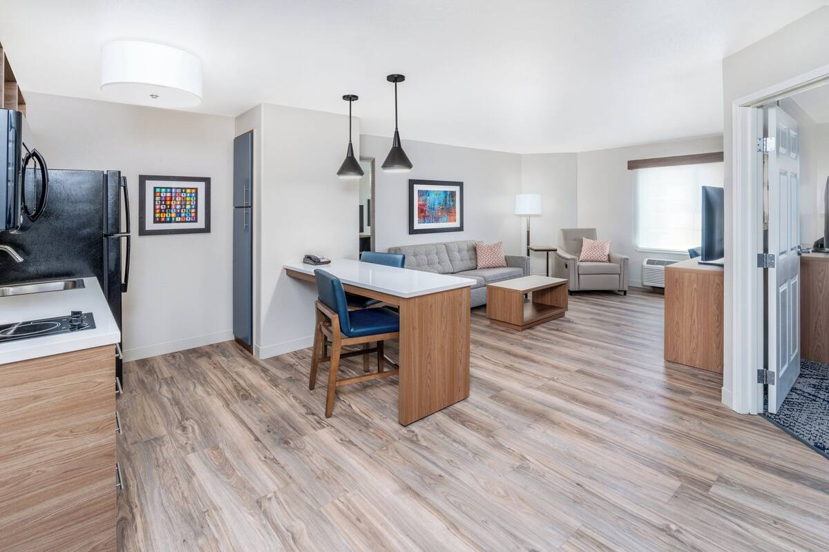 suite, 1 bedroom (1 queen bed) | 1 bedroom, in-room safe, desk, iron/ironing board