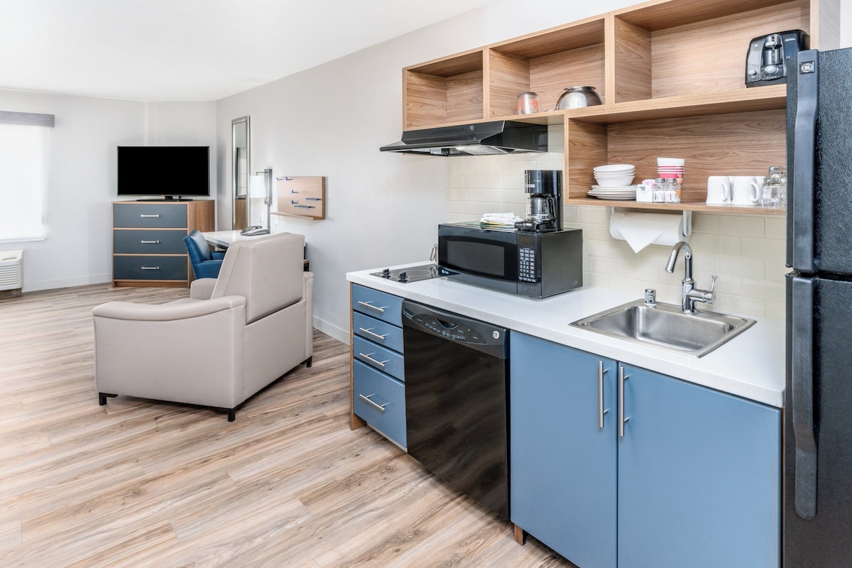 Studio suite, 2 queensize bedden, rolstoeltoegankelijke douche (Mobil Roll Shwr) | Een kluis op de kamer, een bureau, een strijkplank/strijkijzer
