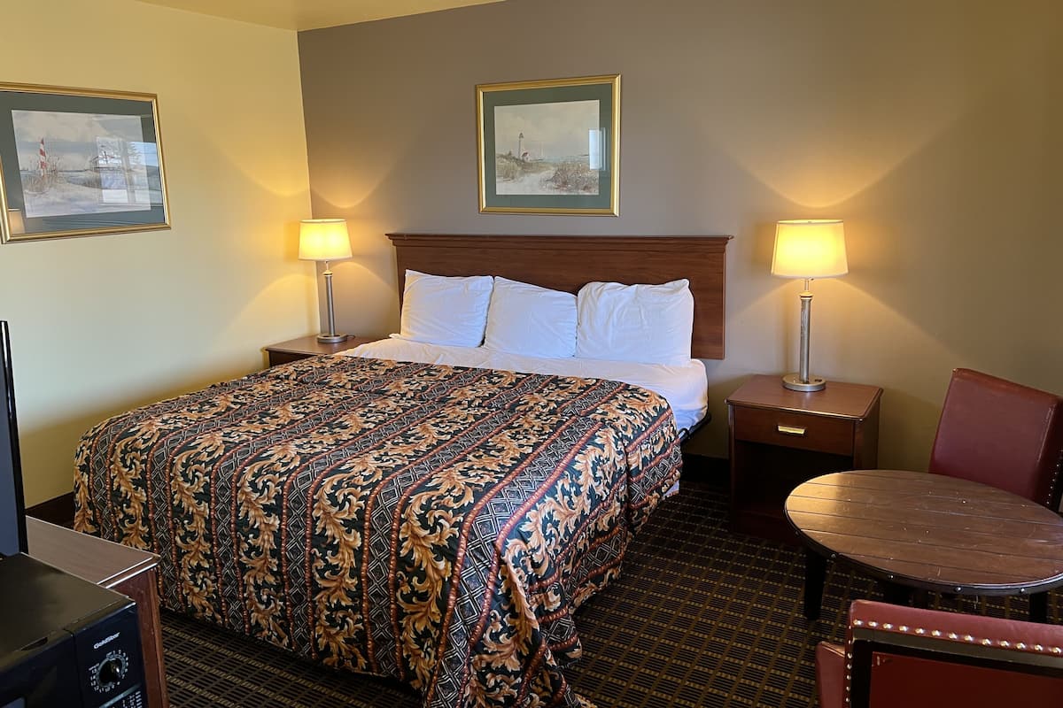 Standard Room, 1 King Bed (No Pets Allowed) | 1 bedroom, free WiFi, bed sheets, alarm clocks