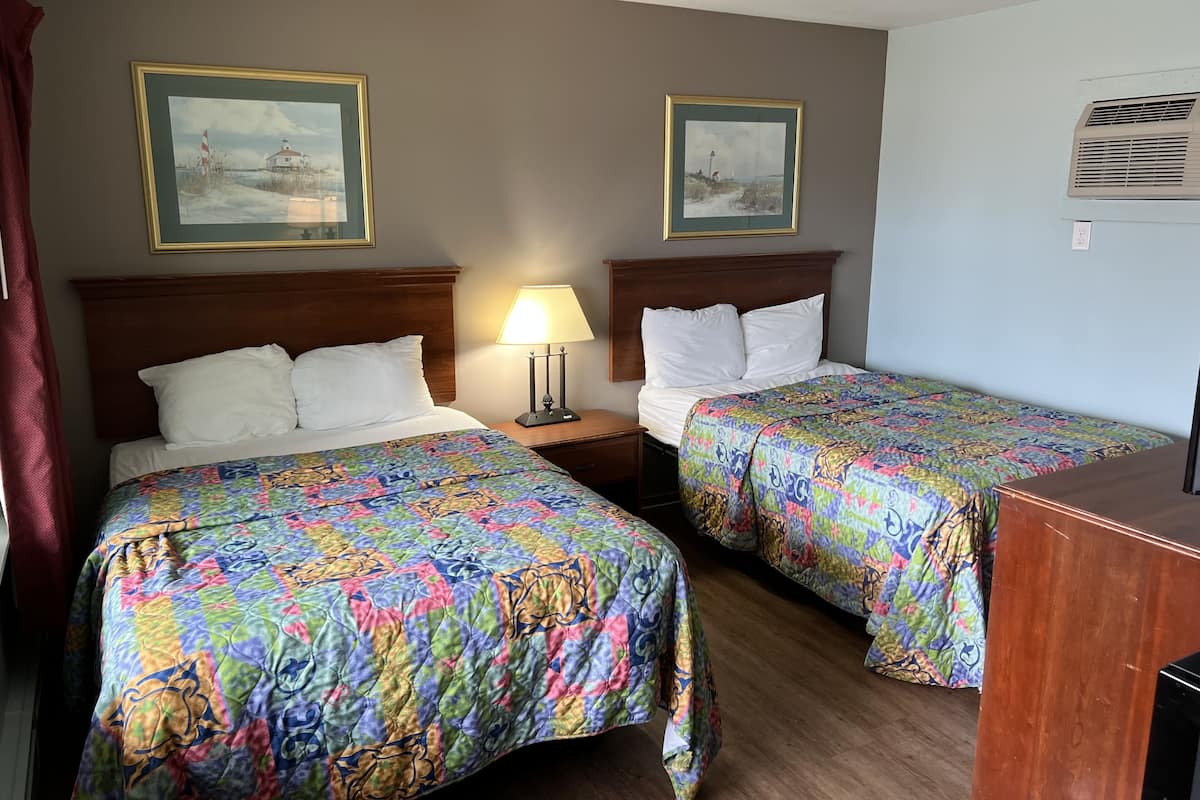 Standard Room, 2 Double Beds (Pets Allowed) | 1 bedroom, free WiFi, bed sheets, alarm clocks