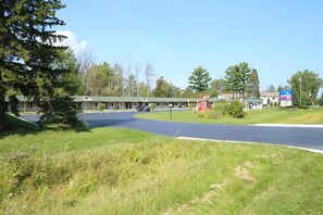 Property grounds - Crows Nest Inn Tawas (Tawas City)