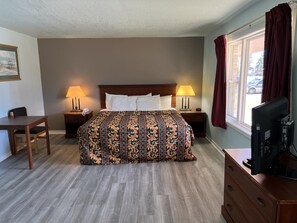 Suite – standard, 1 kingsize-seng (No pets allowed) | Wi-fi (inkludert), sengetøy og vekkerklokke