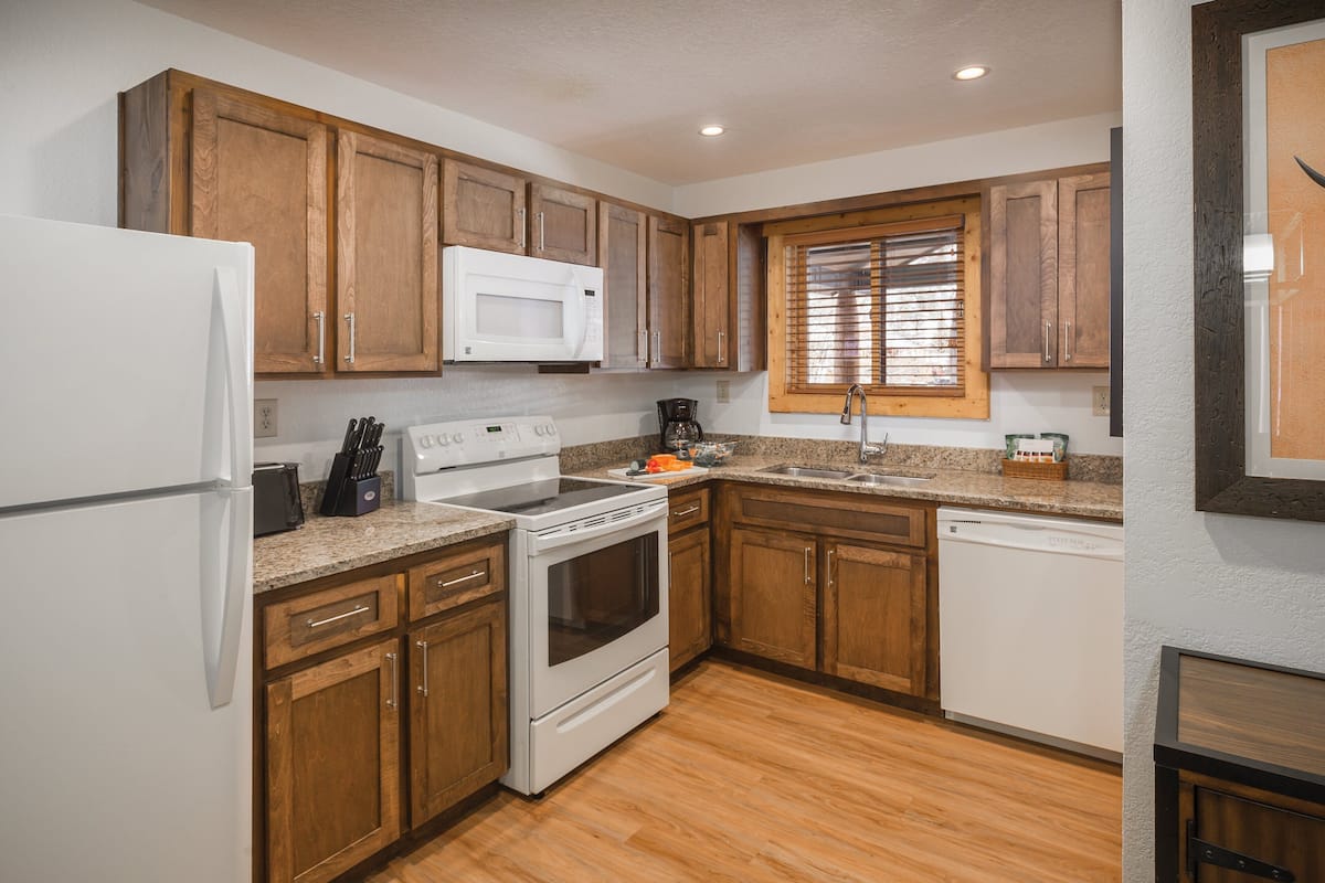 full-sized fridge, microwave, oven, stovetop