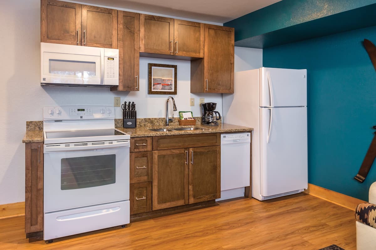 deluxe suite, 1 bedroom, non smoking, kitchen | private kitchen | full-sized fridge, microwave, oven, stovetop