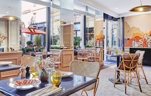 Breakfast, lunch, dinner served; French cuisine - Grand Hotel du Palais Royal (Paris)