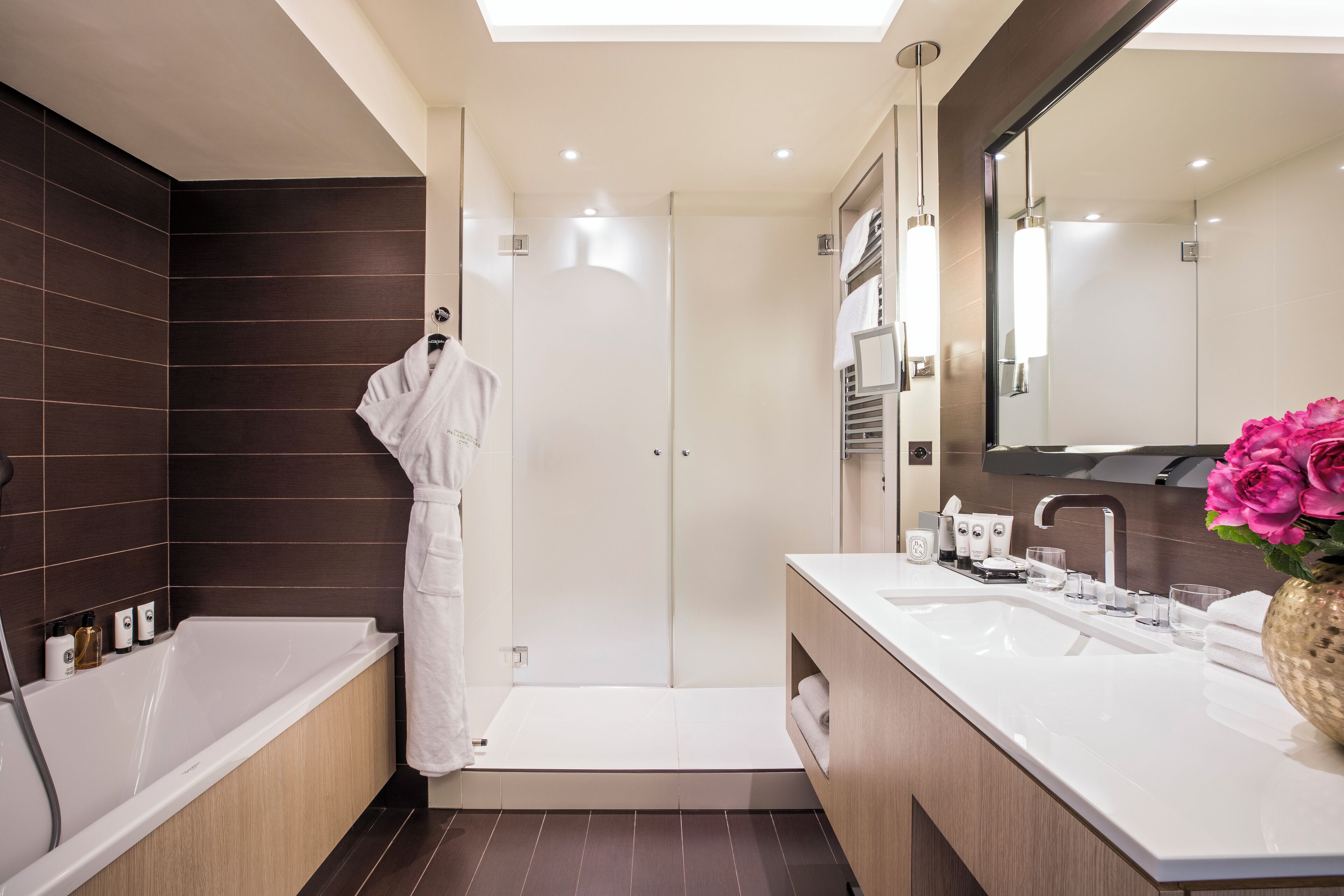 Un baño moderno con bañera, ducha y tocador.