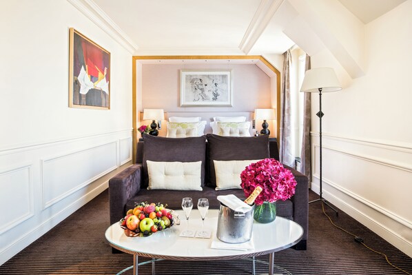 Suite – junior, balkong (Eiffel Tower view) | Sengetøy av topp kvalitet, dundyner, senger med overmadrass og minibar