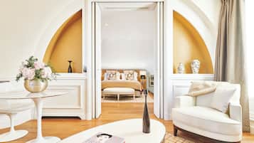 Suite Tour Eiffel | 客廳 | 30 吋電視連有線電視頻道、DVD 播放機、玩具