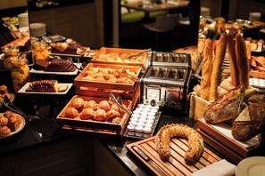 Daily buffet breakfast for a fee